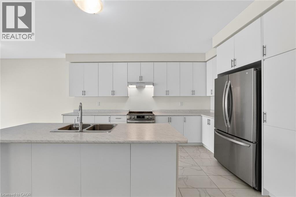 47 Bloomfield Crescent, Cambridge, ON - Indoor Photo Showing Kitchen With Double Sink With Upgraded Kitchen