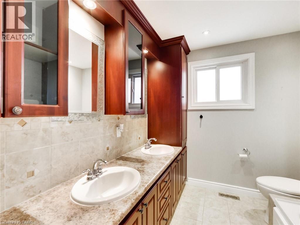 18 Pavarotti Court, Hamilton, ON - Indoor Photo Showing Bathroom