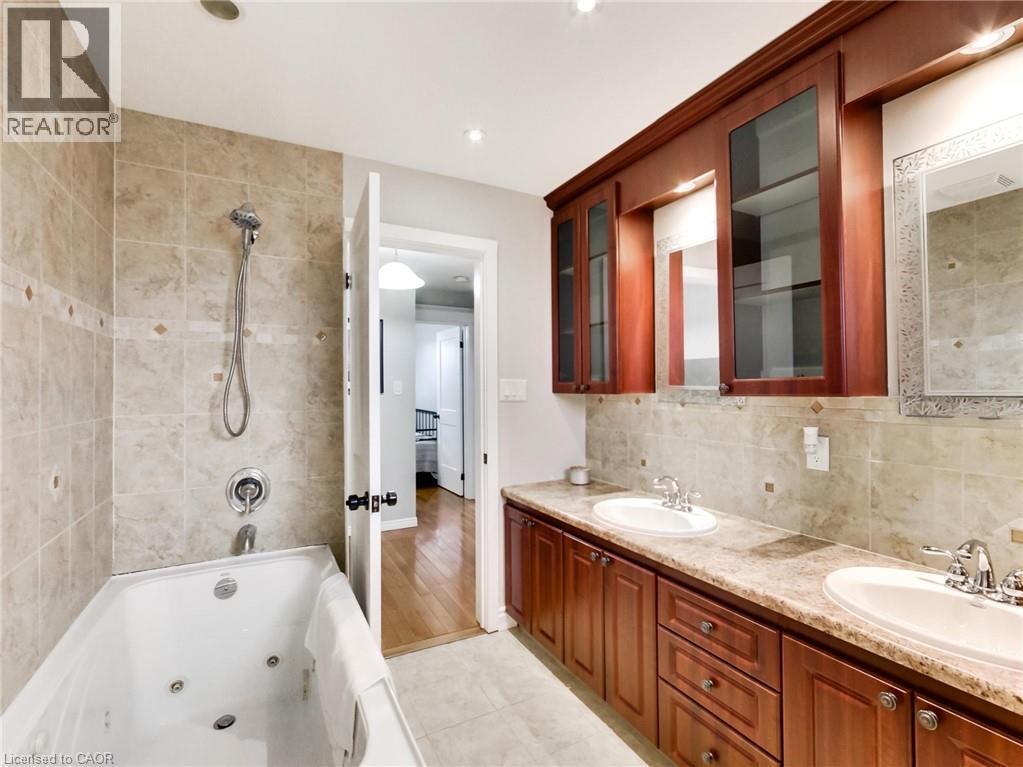 18 Pavarotti Court, Hamilton, ON - Indoor Photo Showing Bathroom