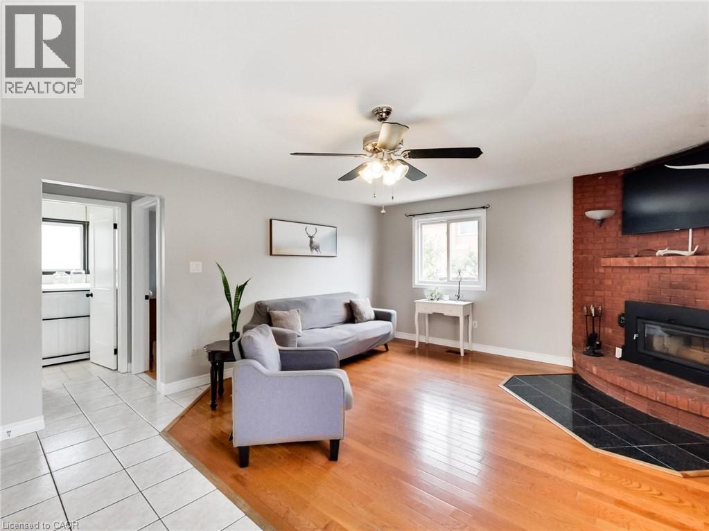 18 Pavarotti Court, Hamilton, ON - Indoor Photo Showing Living Room With Fireplace