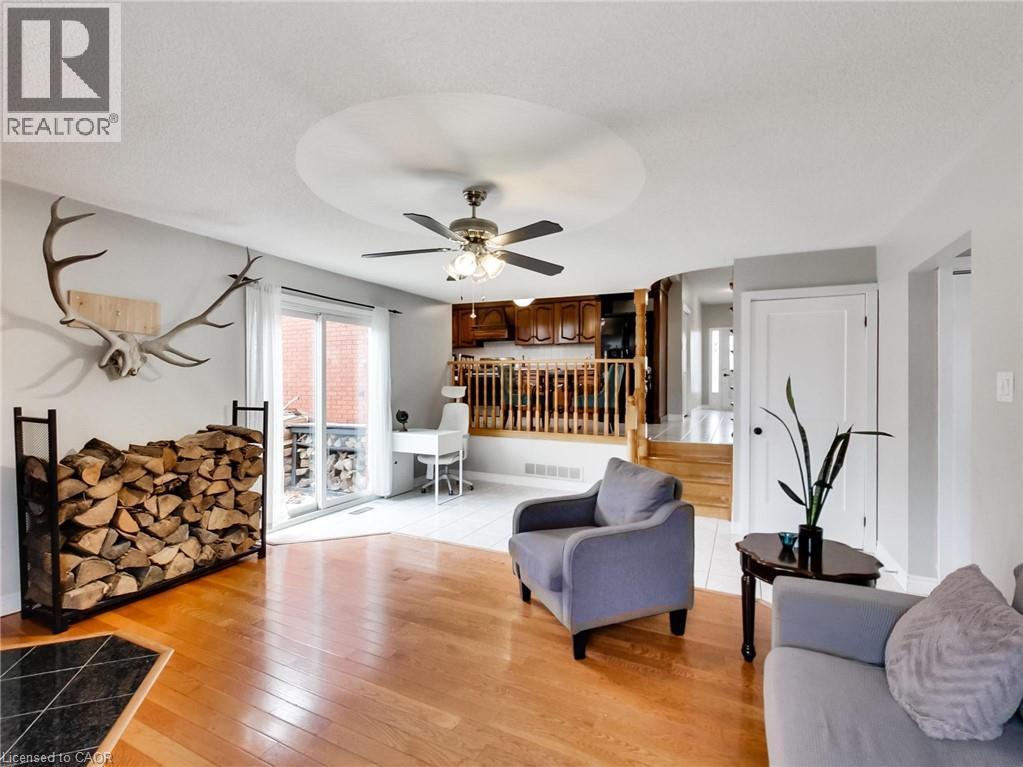 18 Pavarotti Court, Hamilton, ON - Indoor Photo Showing Living Room