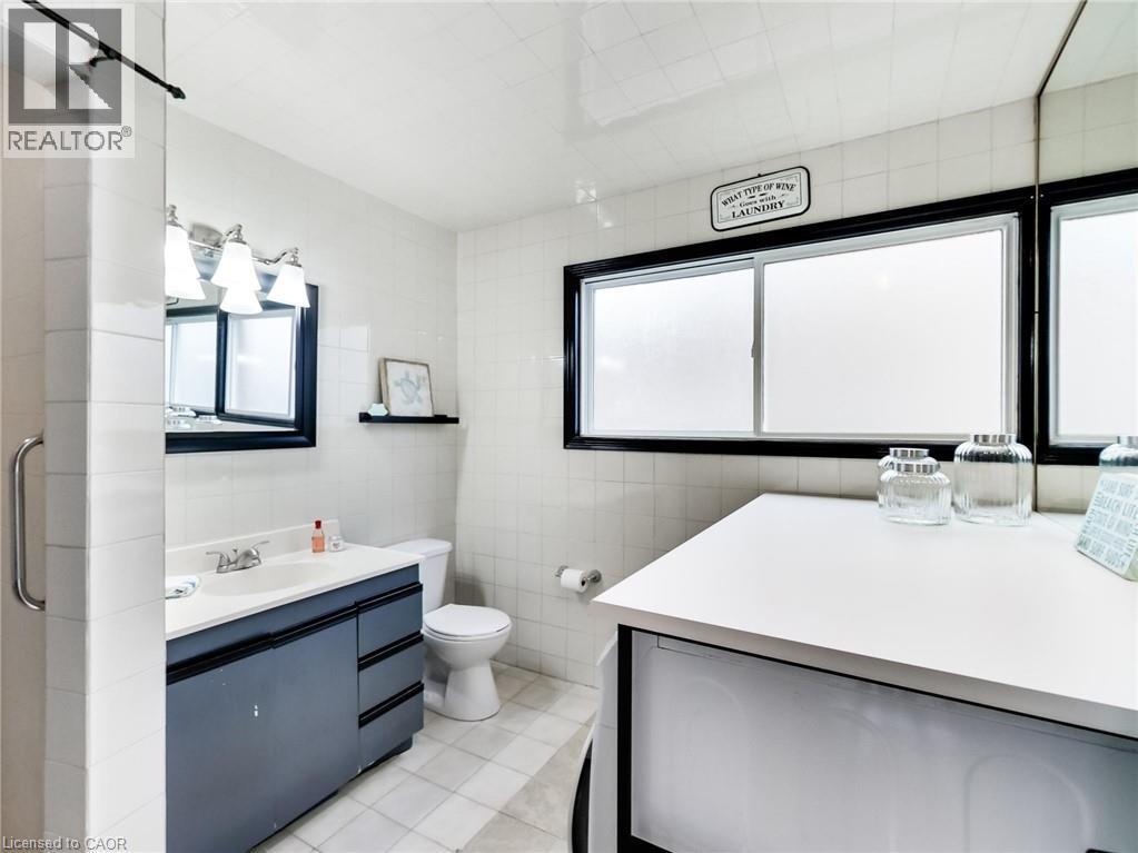 18 Pavarotti Court, Hamilton, ON - Indoor Photo Showing Bathroom