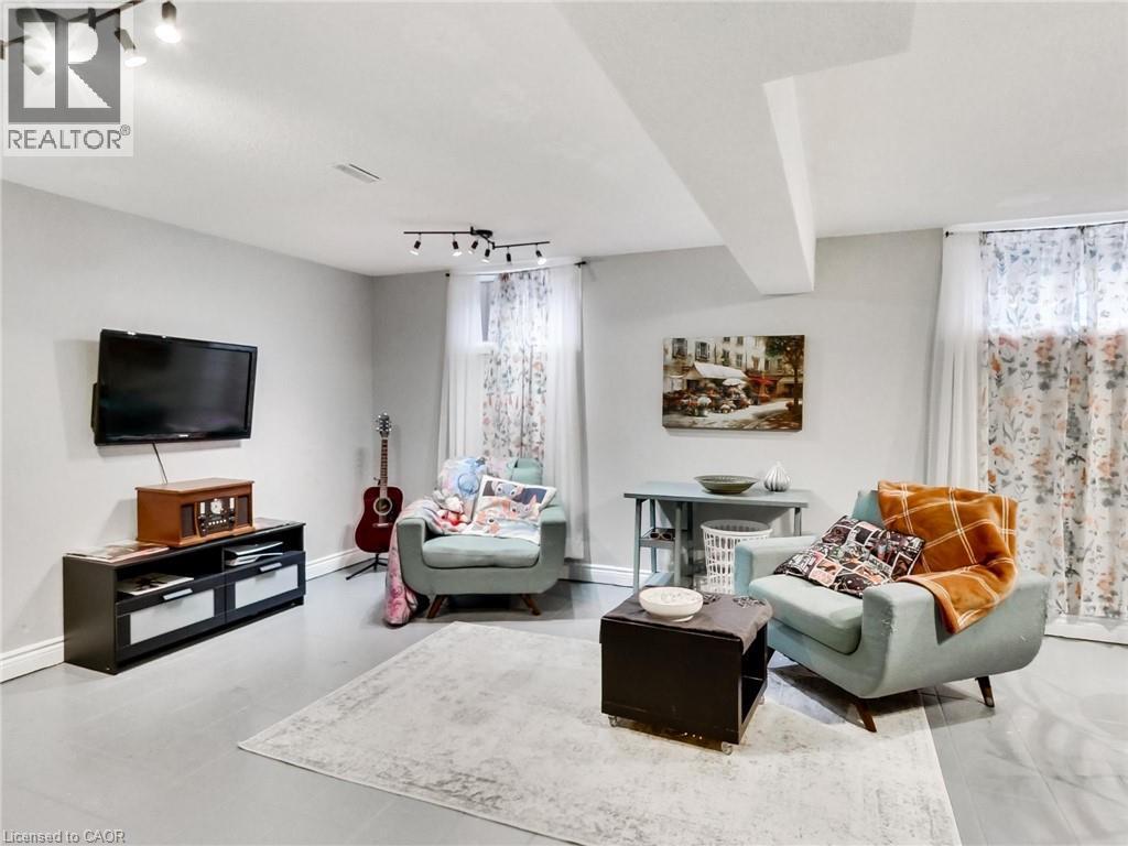 18 Pavarotti Court, Hamilton, ON - Indoor Photo Showing Living Room