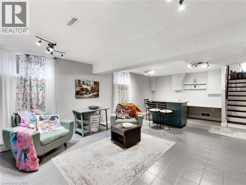 18 Pavarotti Court, Hamilton, ON - Indoor Photo Showing Living Room