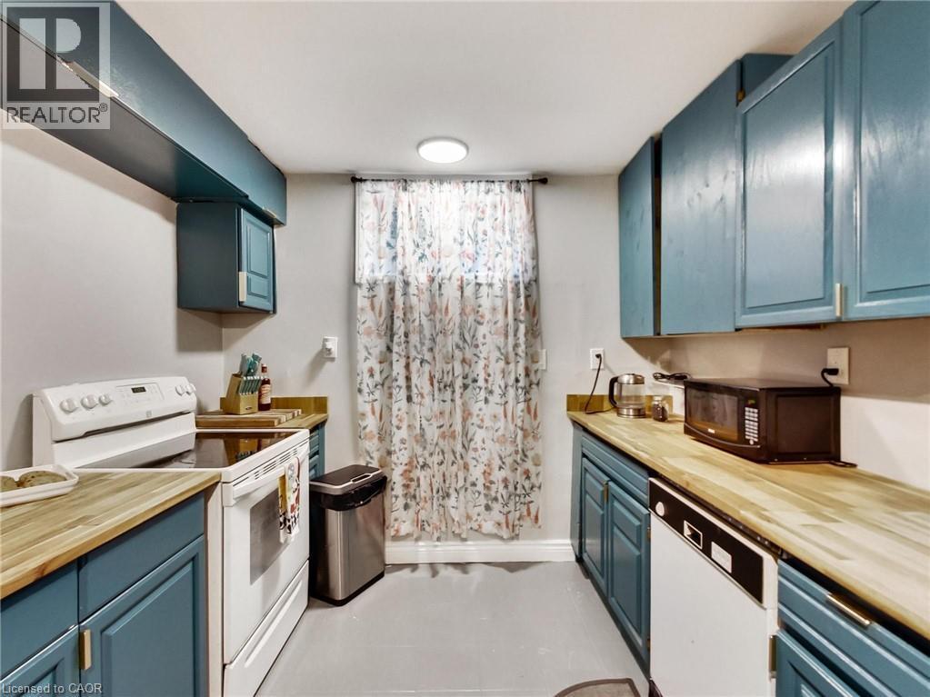 18 Pavarotti Court, Hamilton, ON - Indoor Photo Showing Kitchen