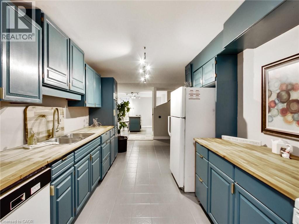 18 Pavarotti Court, Hamilton, ON - Indoor Photo Showing Kitchen With Double Sink