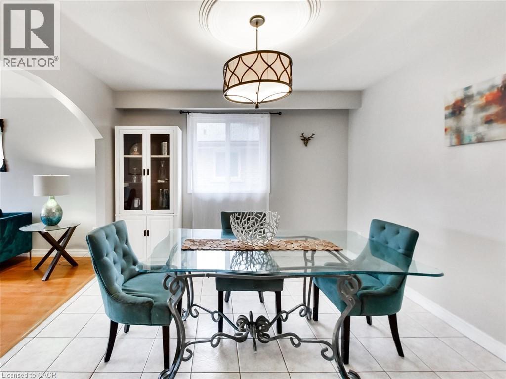 18 Pavarotti Court, Hamilton, ON - Indoor Photo Showing Dining Room