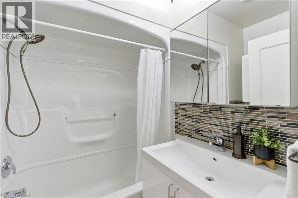 76 East 15Th Street, Hamilton, ON - Indoor Photo Showing Bathroom