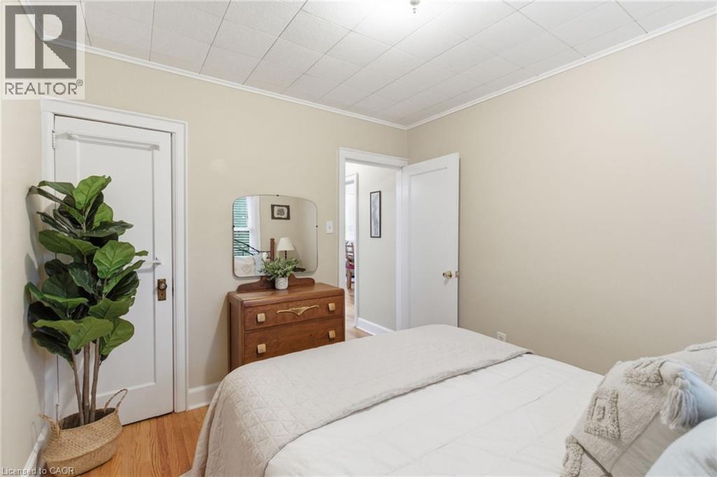 76 East 15Th Street, Hamilton, ON - Indoor Photo Showing Bedroom
