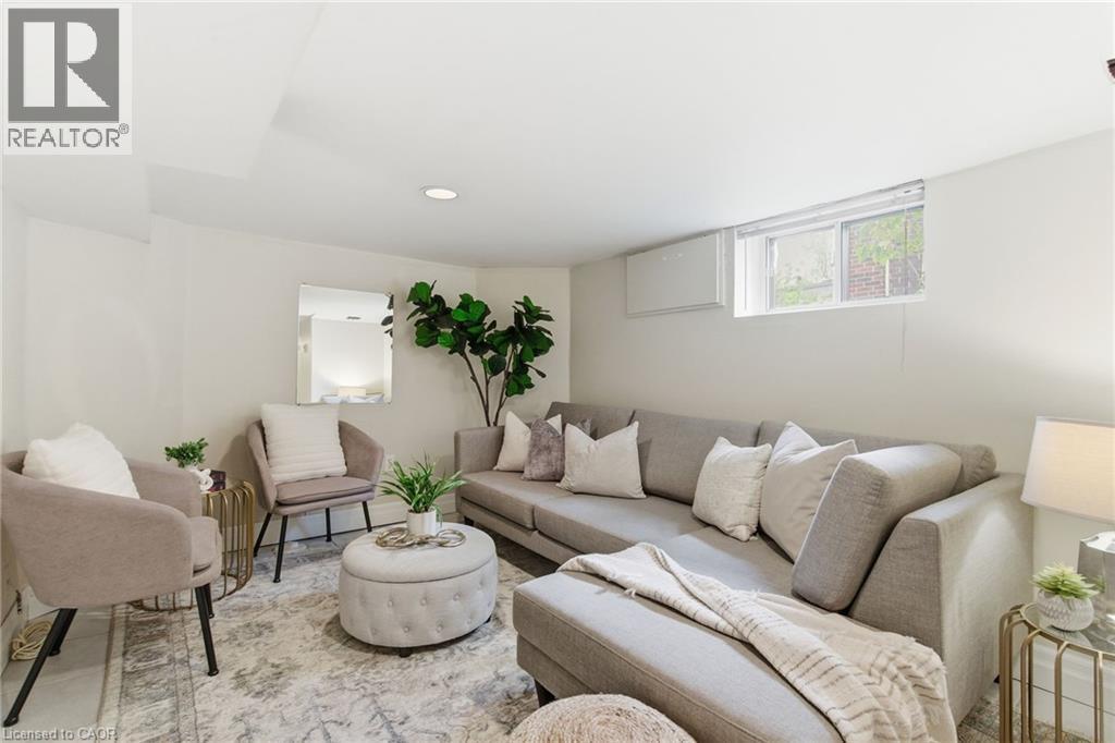 76 East 15Th Street, Hamilton, ON - Indoor Photo Showing Living Room