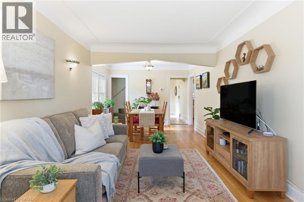 76 East 15Th Street, Hamilton, ON - Indoor Photo Showing Living Room