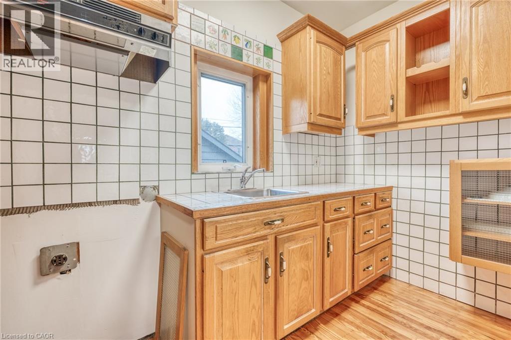 17 Barnesdale Avenue N, Hamilton, ON - Indoor Photo Showing Other Room