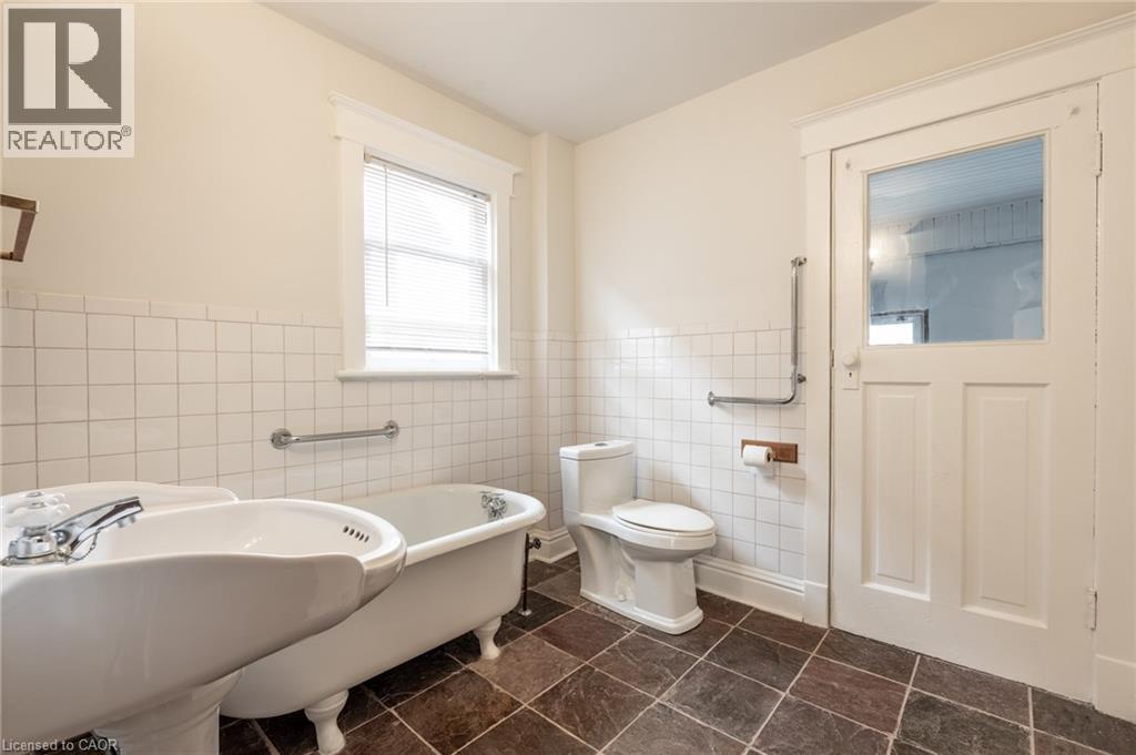 17 Barnesdale Avenue N, Hamilton, ON - Indoor Photo Showing Bathroom