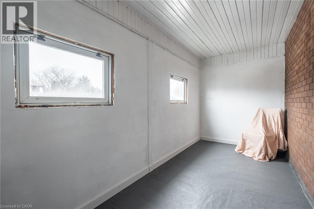 den or closet space - 17 Barnesdale Avenue N, Hamilton, ON - Indoor Photo Showing Other Room