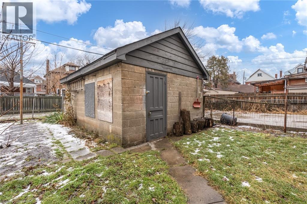 17 Barnesdale Avenue N, Hamilton, ON - Outdoor