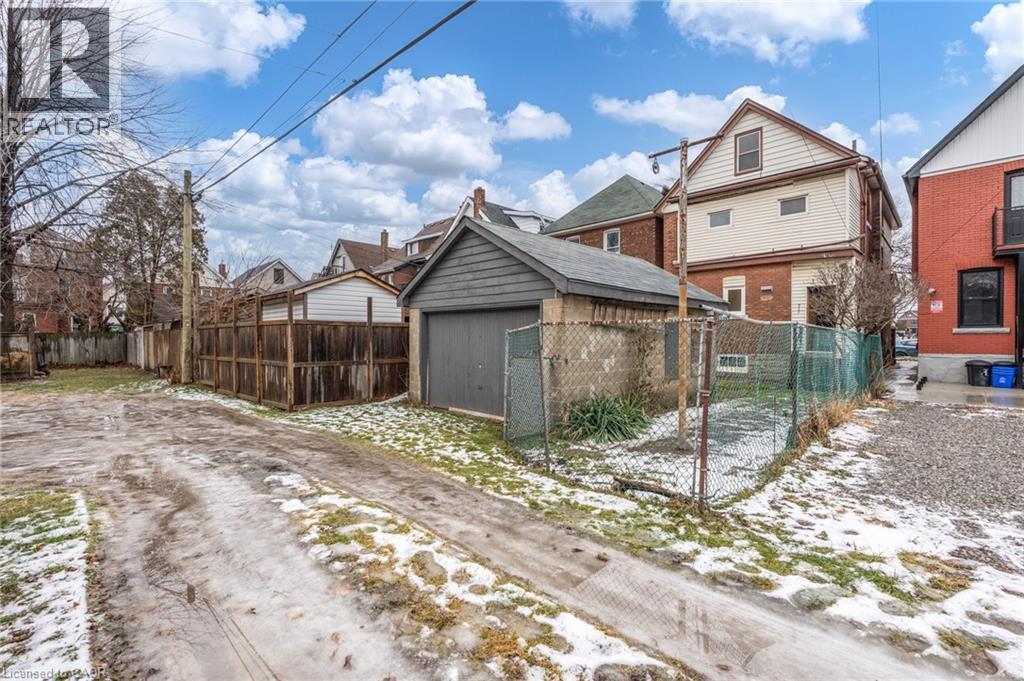 17 Barnesdale Avenue N, Hamilton, ON - Outdoor