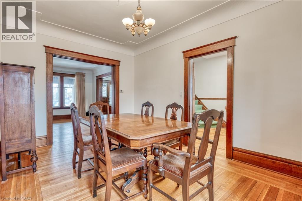 17 Barnesdale Avenue N, Hamilton, ON - Indoor Photo Showing Dining Room