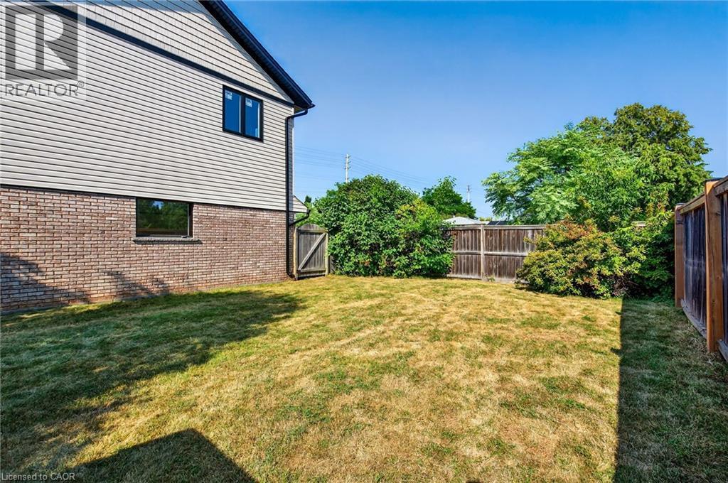 View of fenced backyard - 4006 Flemish Drive, Burlington, ON - Outdoor