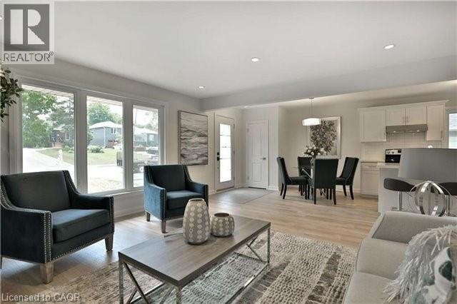 318 Sanatorium Road, Hamilton, ON - Indoor Photo Showing Living Room