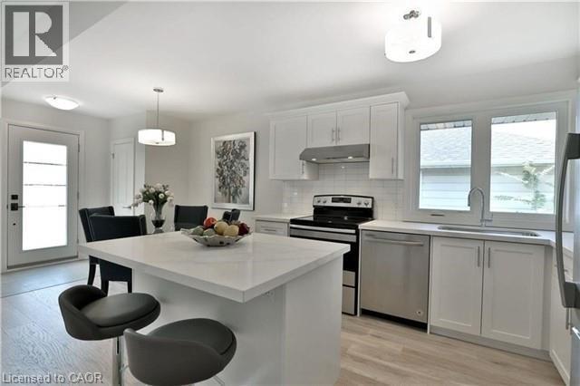 318 Sanatorium Road, Hamilton, ON - Indoor Photo Showing Kitchen With Upgraded Kitchen