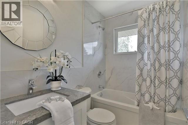 318 Sanatorium Road, Hamilton, ON - Indoor Photo Showing Bathroom