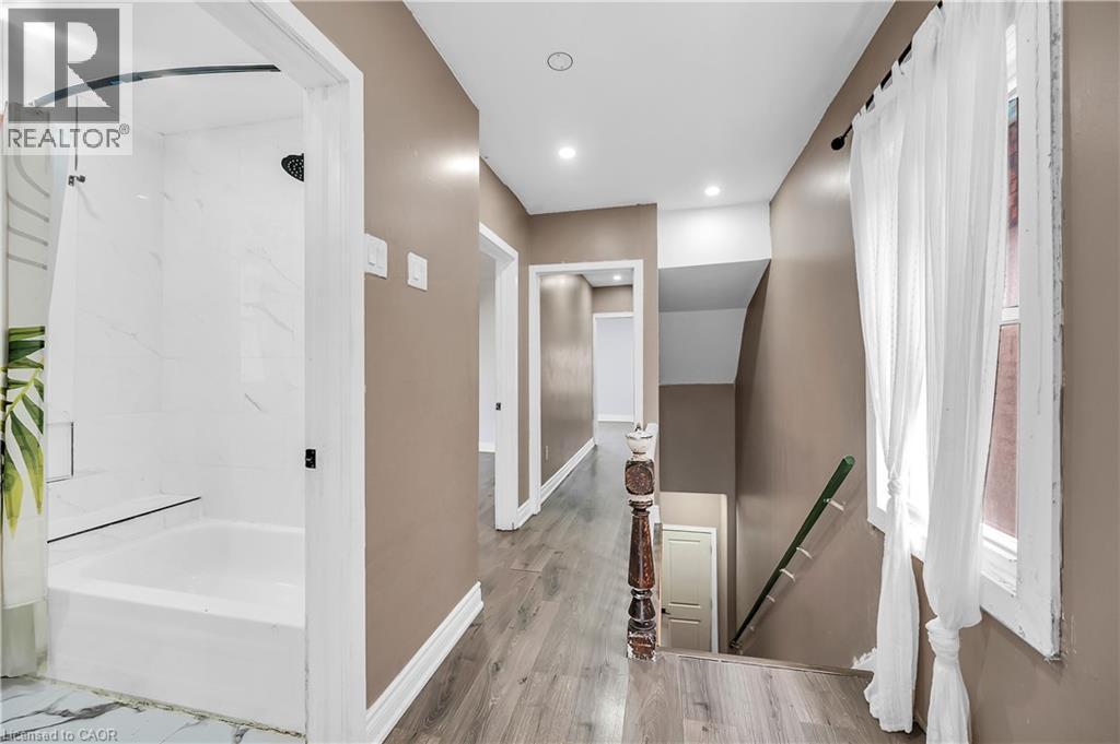 Full bathroom featuring shower / tub combo with curtain, wood finished floors, and recessed lighting - 334 Cannon Street E, Hamilton, ON - Indoor