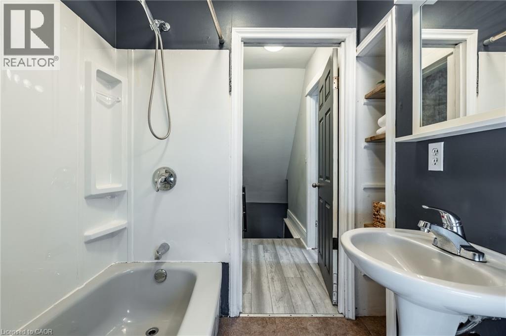 52 Connaught Avenue N, Hamilton, ON - Indoor Photo Showing Bathroom