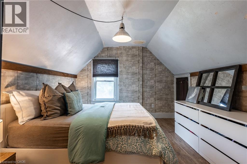 52 Connaught Avenue N, Hamilton, ON - Indoor Photo Showing Bedroom