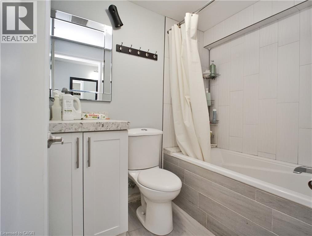 Full bath with vanity and tiled shower / bath - 61 Bosworth Crescent, Kitchener, ON - Indoor Photo Showing Bathroom