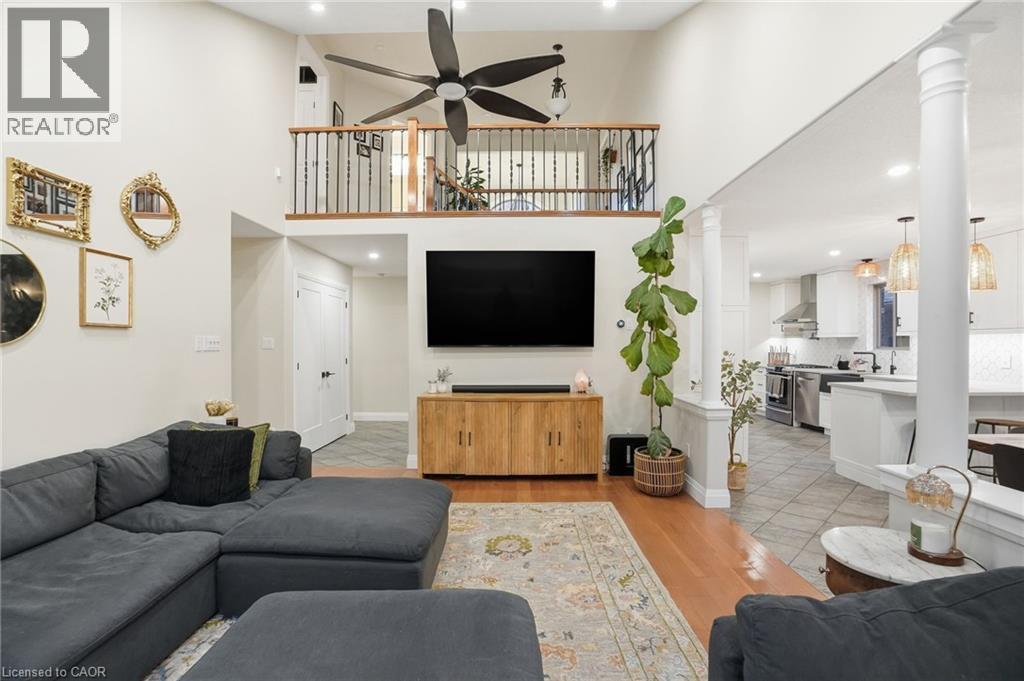 17 Krieghoff Drive, Hamilton, ON - Indoor Photo Showing Living Room