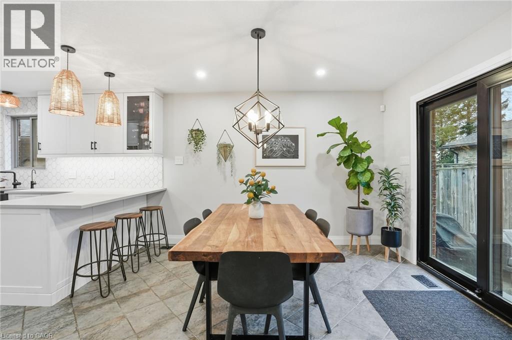 17 Krieghoff Drive, Hamilton, ON - Indoor Photo Showing Dining Room