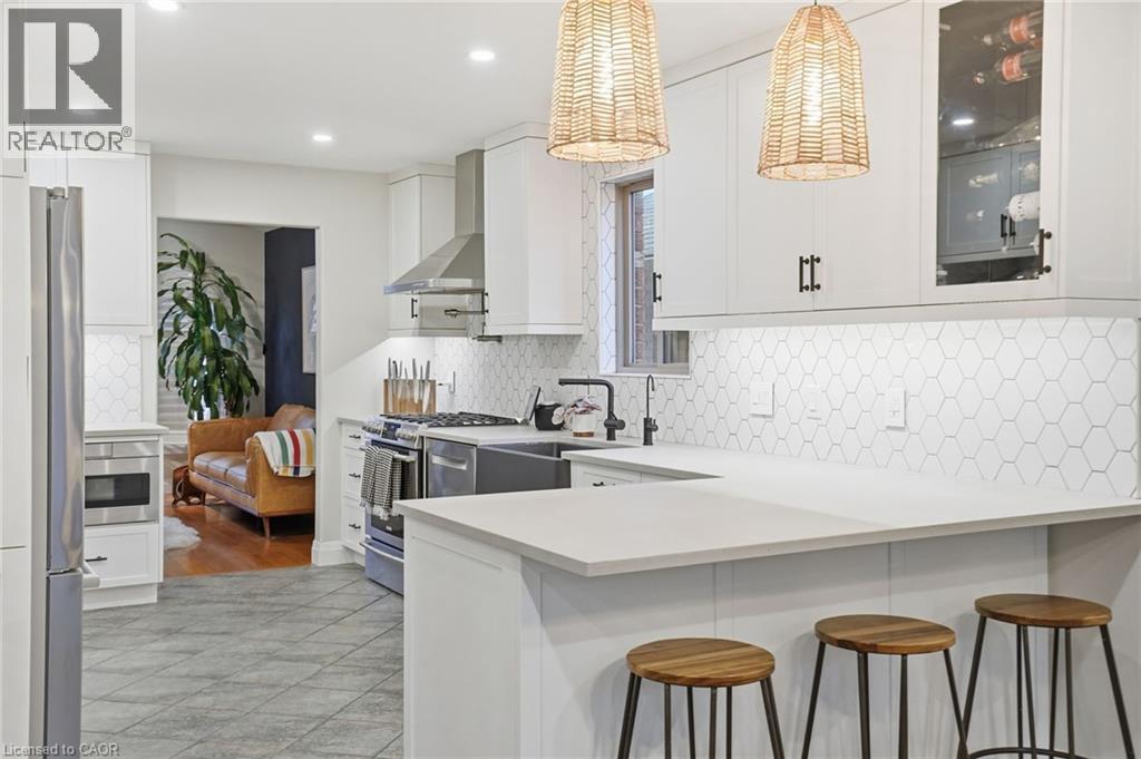 17 Krieghoff Drive, Hamilton, ON - Indoor Photo Showing Kitchen With Upgraded Kitchen