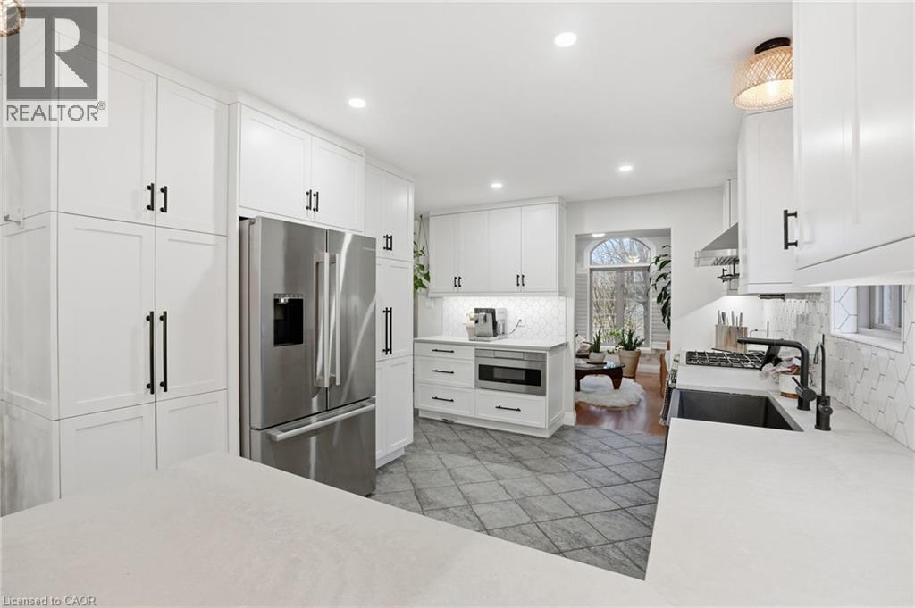 17 Krieghoff Drive, Hamilton, ON - Indoor Photo Showing Kitchen