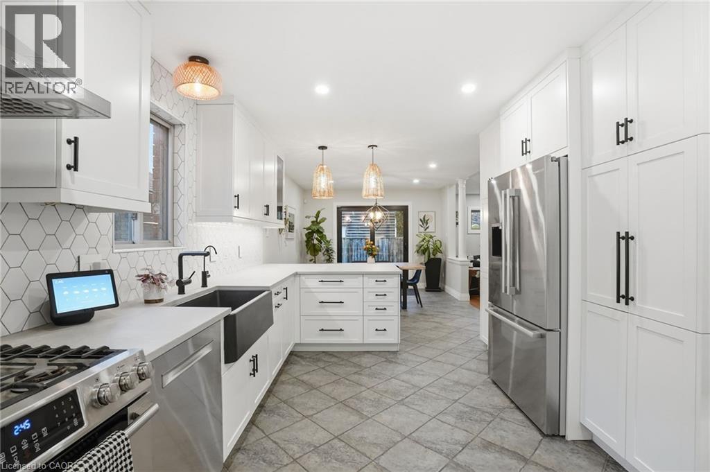 17 Krieghoff Drive, Hamilton, ON - Indoor Photo Showing Kitchen With Upgraded Kitchen