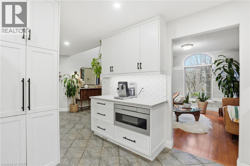 17 Krieghoff Drive, Hamilton, ON - Indoor Photo Showing Kitchen