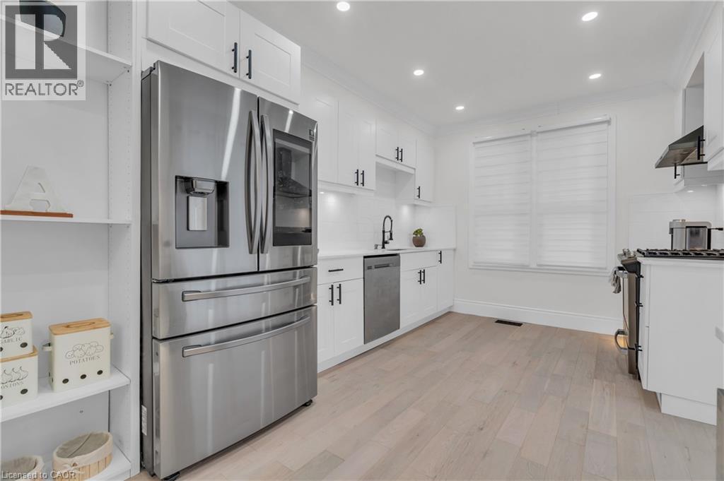 445 Moore Street, Cambridge, ON - Indoor Photo Showing Kitchen With Upgraded Kitchen