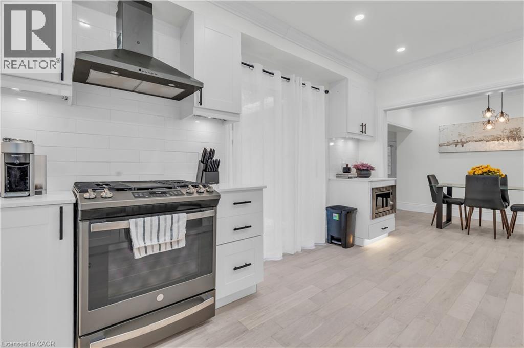 445 Moore Street, Cambridge, ON - Indoor Photo Showing Kitchen With Upgraded Kitchen