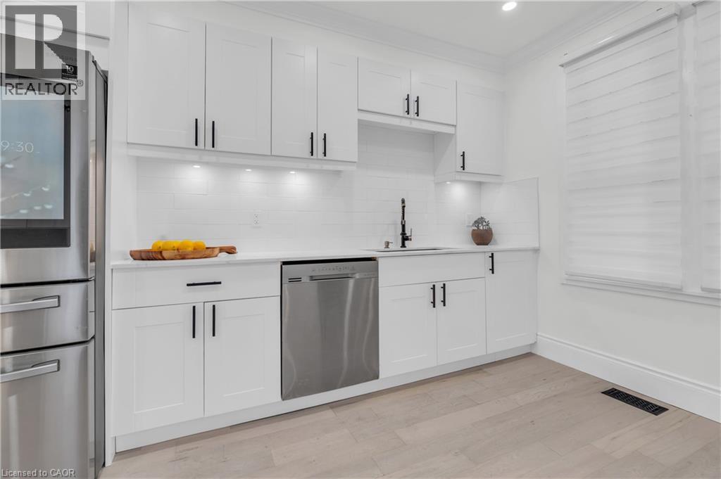 445 Moore Street, Cambridge, ON - Indoor Photo Showing Kitchen With Upgraded Kitchen