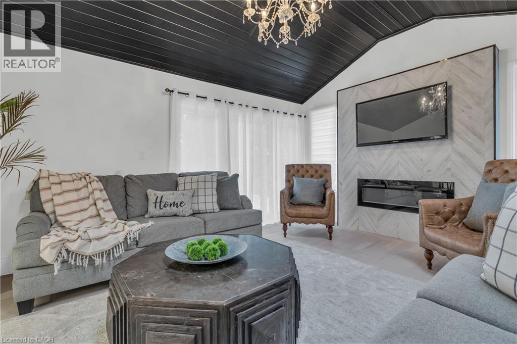 445 Moore Street, Cambridge, ON - Indoor Photo Showing Living Room With Fireplace