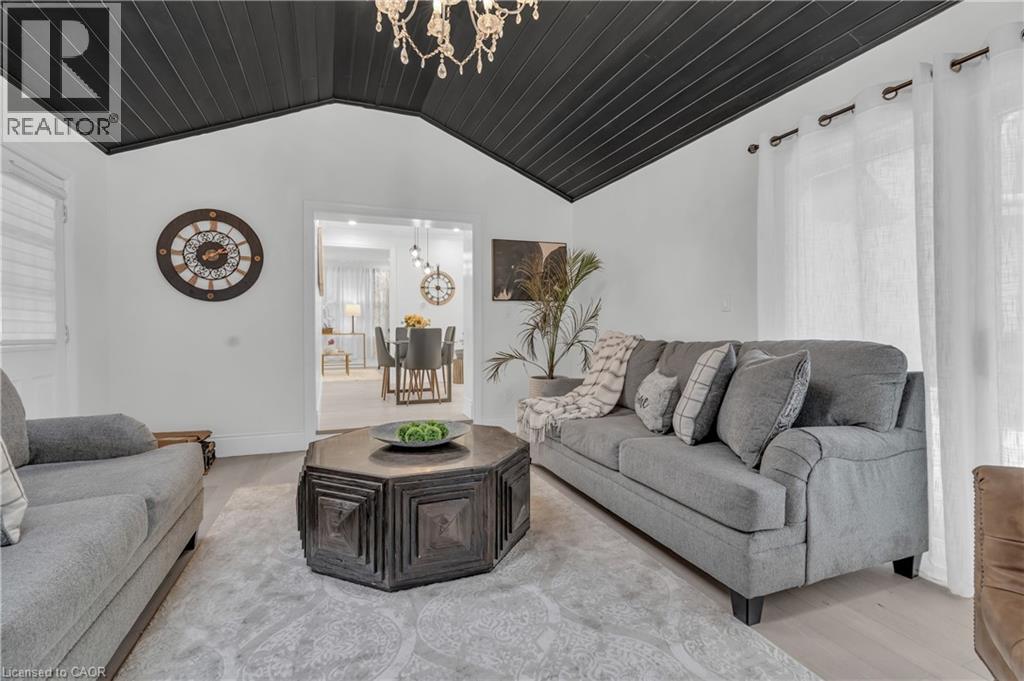 445 Moore Street, Cambridge, ON - Indoor Photo Showing Living Room