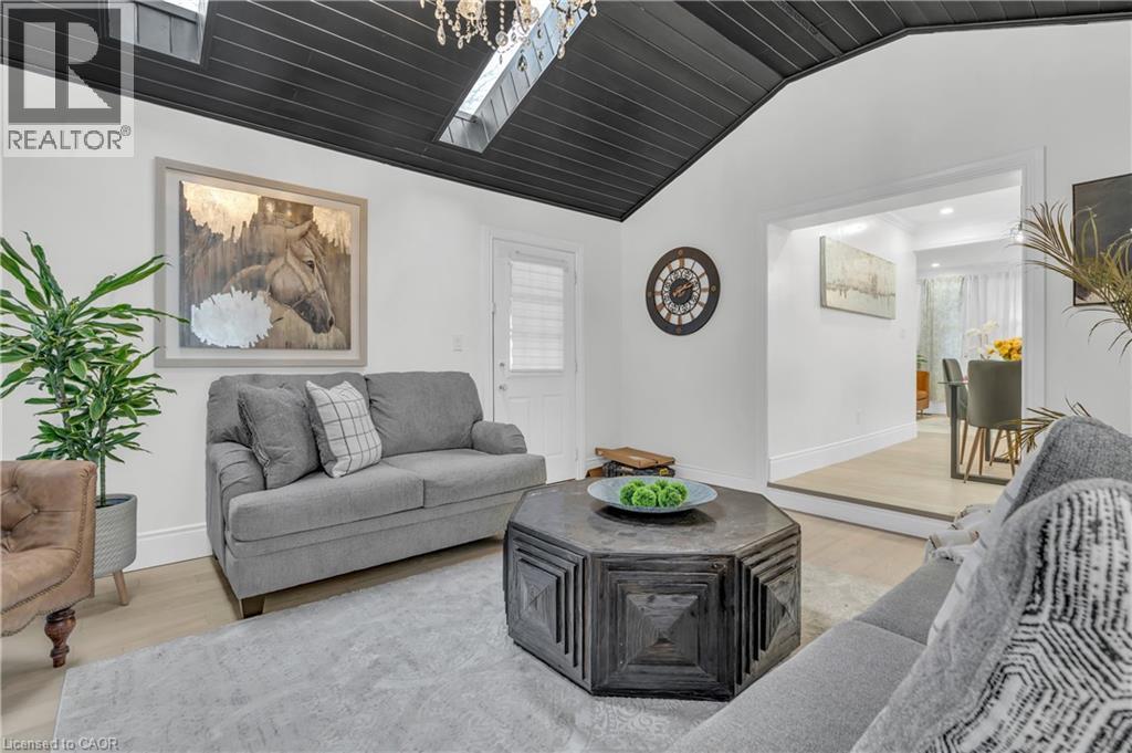 445 Moore Street, Cambridge, ON - Indoor Photo Showing Living Room