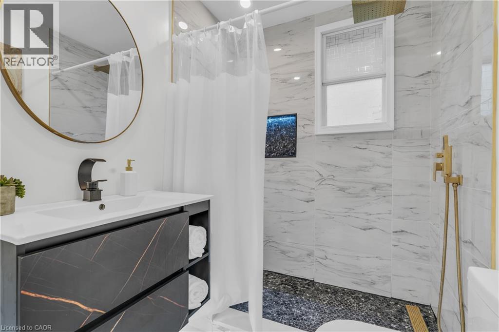 445 Moore Street, Cambridge, ON - Indoor Photo Showing Bathroom