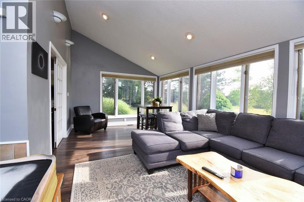 1284 Highway 54, Caledonia, ON - Indoor Photo Showing Living Room