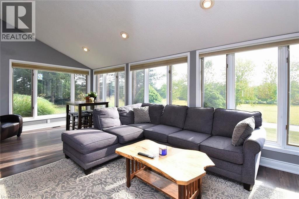 1284 Highway 54, Caledonia, ON - Indoor Photo Showing Living Room