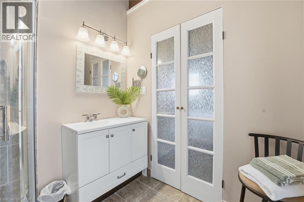 430 Winniett Street, Caledonia, ON - Indoor Photo Showing Bathroom