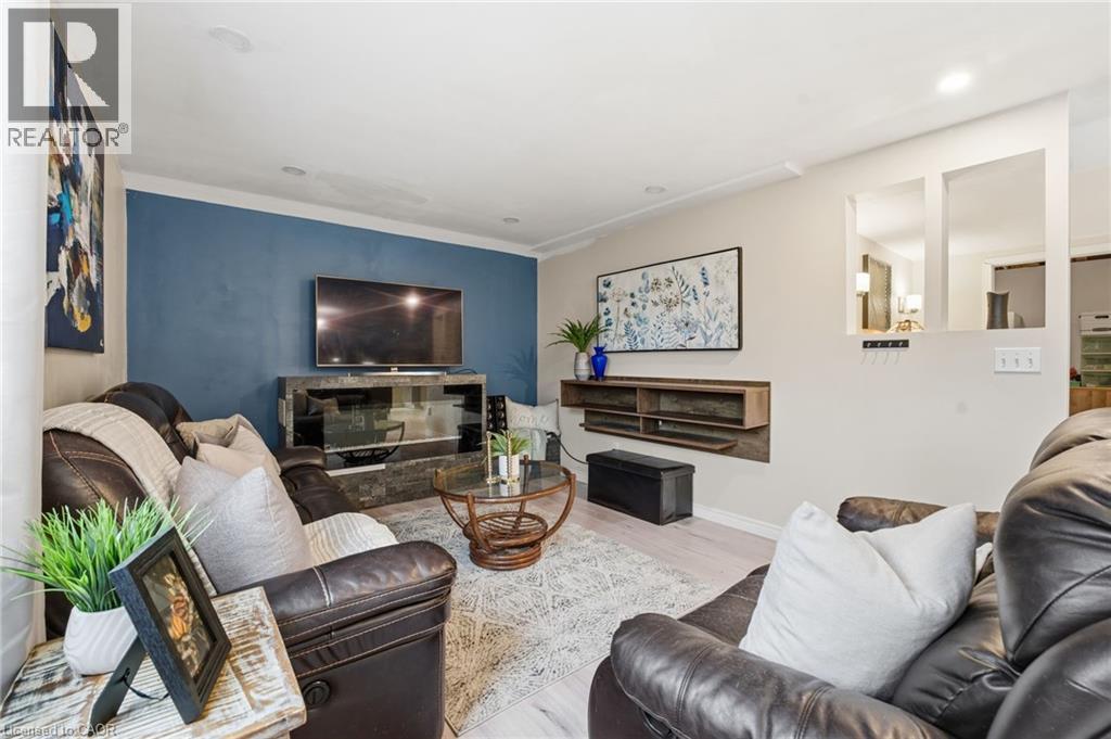 430 Winniett Street, Caledonia, ON - Indoor Photo Showing Living Room