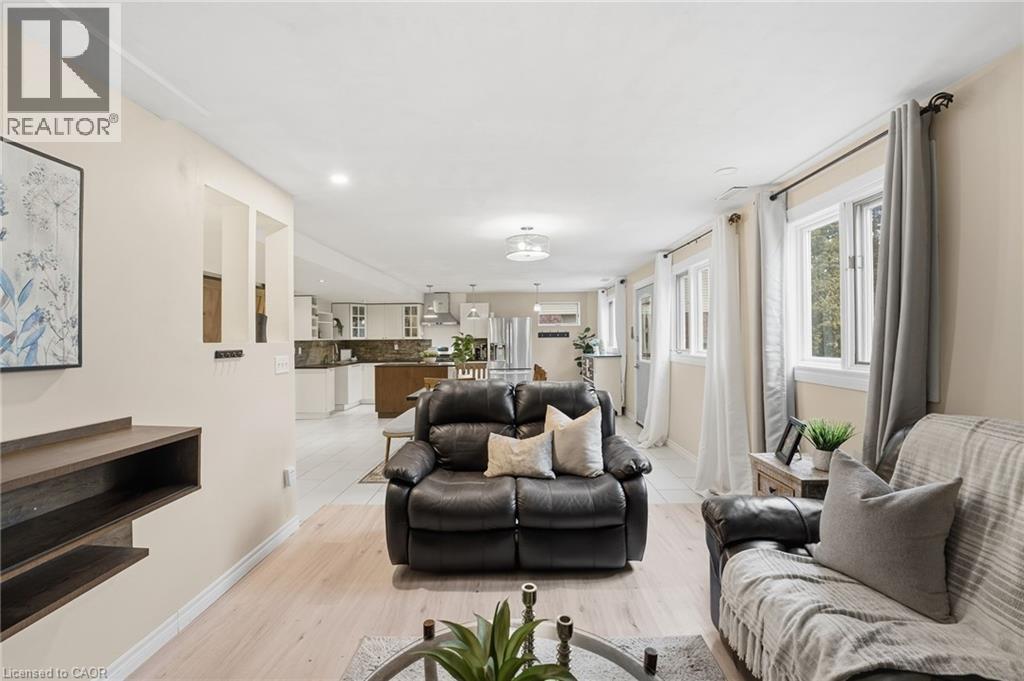 430 Winniett Street, Caledonia, ON - Indoor Photo Showing Living Room