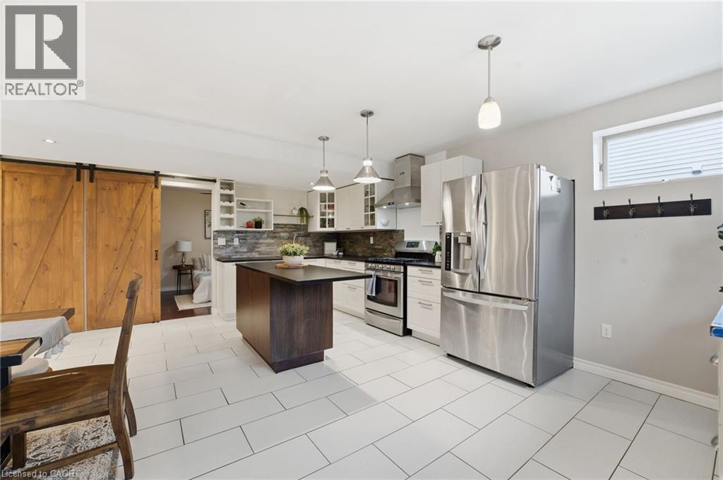 430 Winniett Street, Caledonia, ON - Indoor Photo Showing Kitchen