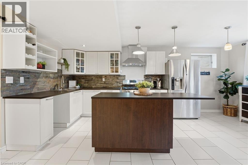 430 Winniett Street, Caledonia, ON - Indoor Photo Showing Kitchen With Upgraded Kitchen