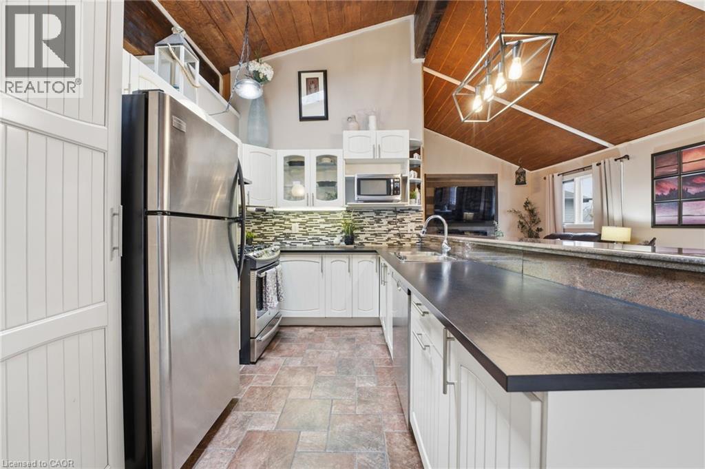 430 Winniett Street, Caledonia, ON - Indoor Photo Showing Kitchen With Upgraded Kitchen